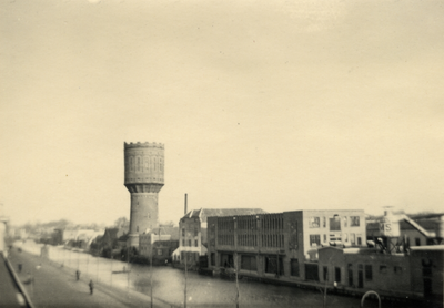 825091 Gezicht op de Vaartsche Rijn te Utrecht vanaf het huis Jutfaseweg 88, met de watertoren en de gebouwen van de ...